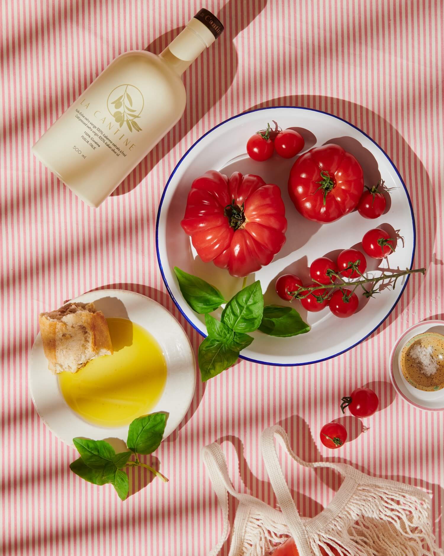 Bouteille d'huile La Cantine avec tomates